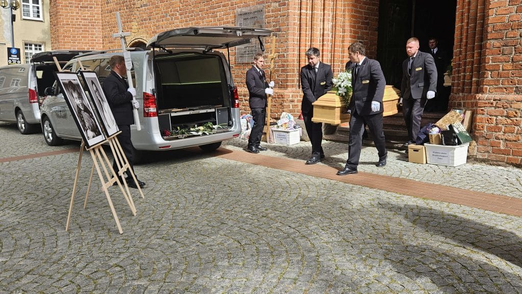 Rodzina i mieszkańcy Olsztyna pożegnali ofiary tragedii w Egipcie. - Doktor Anita i jej 7-letni syn Maciej spoczęli we wspólnym grobie. Pogrzeb ofiar wypadku w Egipcie