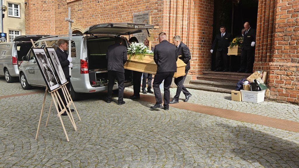 Rodzina i mieszkańcy Olsztyna pożegnali ofiary tragedii w Egipcie. - Doktor Anita i jej 7-letni syn Maciej spoczęli we wspólnym grobie. Pogrzeb ofiar wypadku w Egipcie