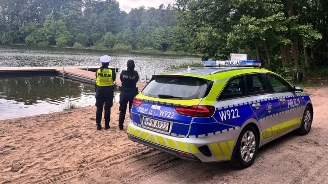 policja nad jeziorem