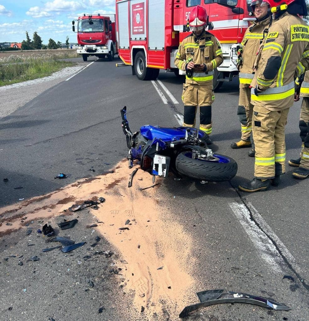 Motocyklista nie miał gdzie uciec. - Zderzenie osobówki z motocyklem na S7. Kierowca jednośladu trafił do szpitala