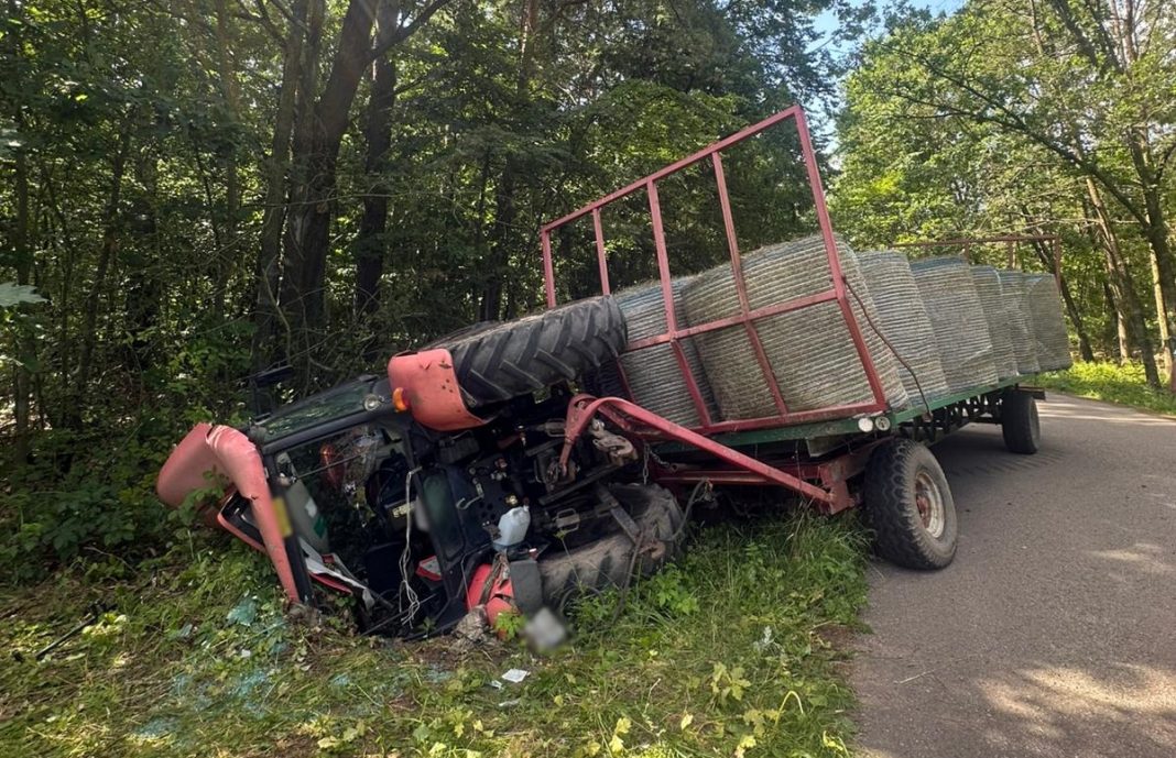 przewrócony ciągnik pod Kętrzynem