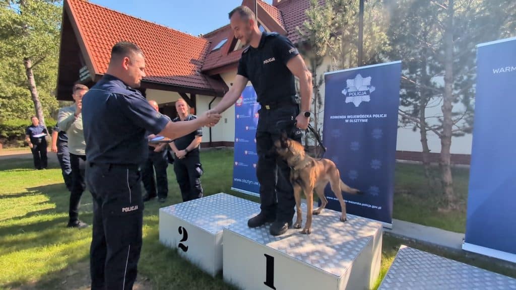 St. asp. Mariusz Sulewski i pies Sola najlepsi w województwie. Awansowali do finału mistrzostw policji. - W Olsztynie psy policyjne tropiły, atakowały i broniły przewodników. Zawody wygrała Sola
