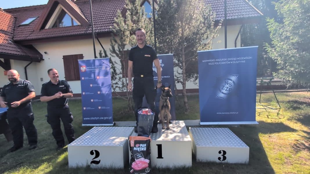 st. asp. Mariusz Sulewski z psem Sola