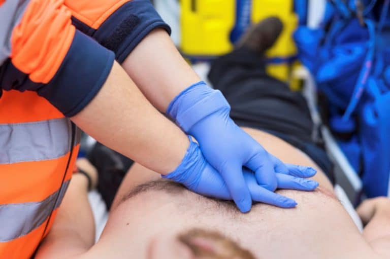 ratownik medyczny ratuje mężczyznę