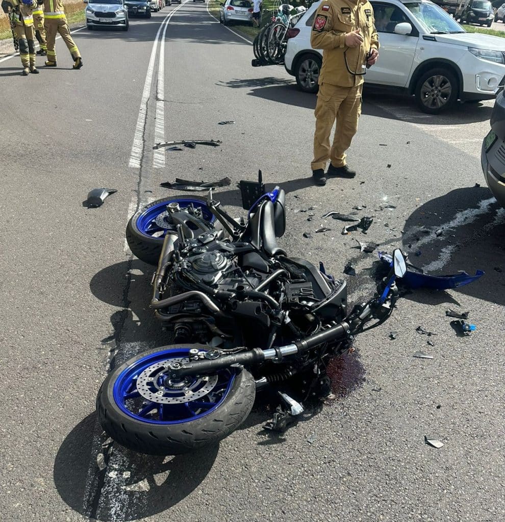 Motocyklista nie miał gdzie uciec. - Zderzenie osobówki z motocyklem na S7. Kierowca jednośladu trafił do szpitala