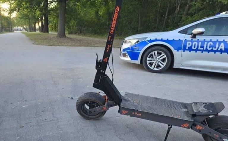 hulajnoga na poboczu