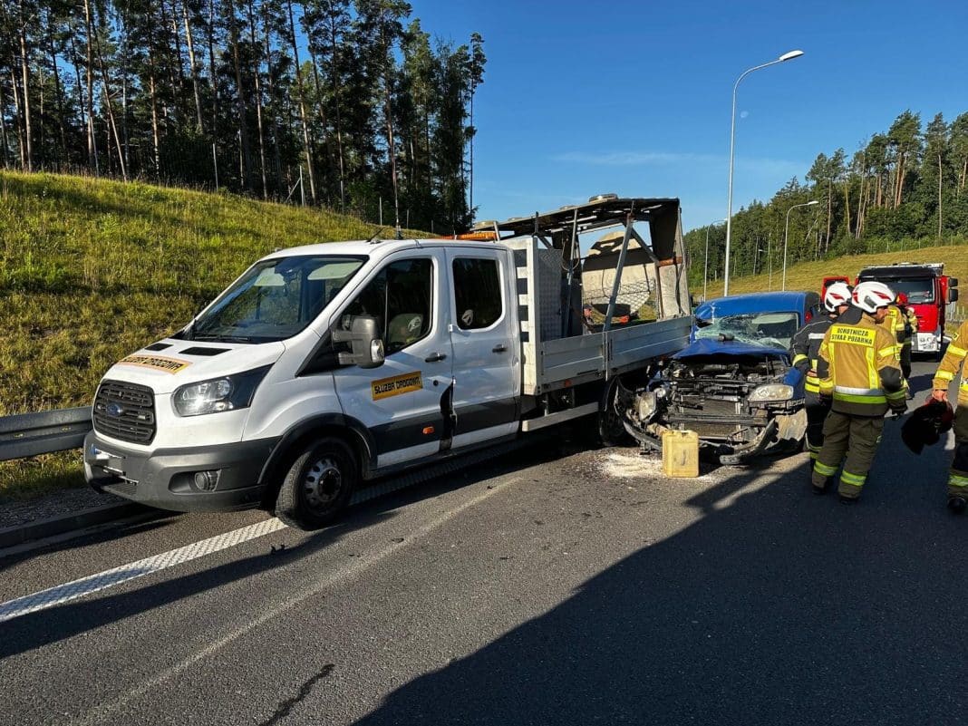 zderzenie samochodu z pojazdem technicznym
