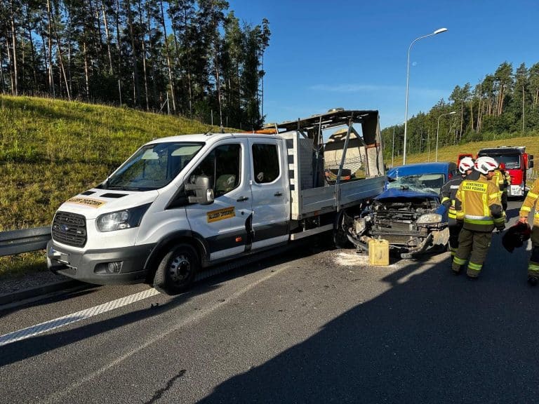 zderzenie samochodu z pojazdem technicznym