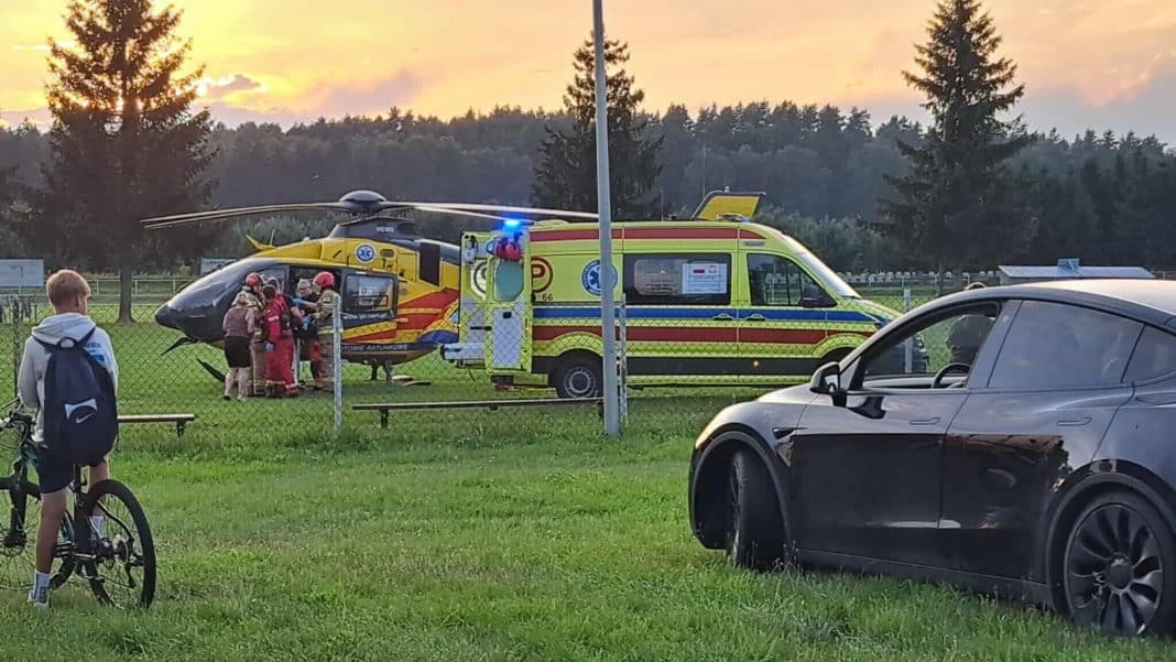 śmigłowiec LPR zabiera rannego