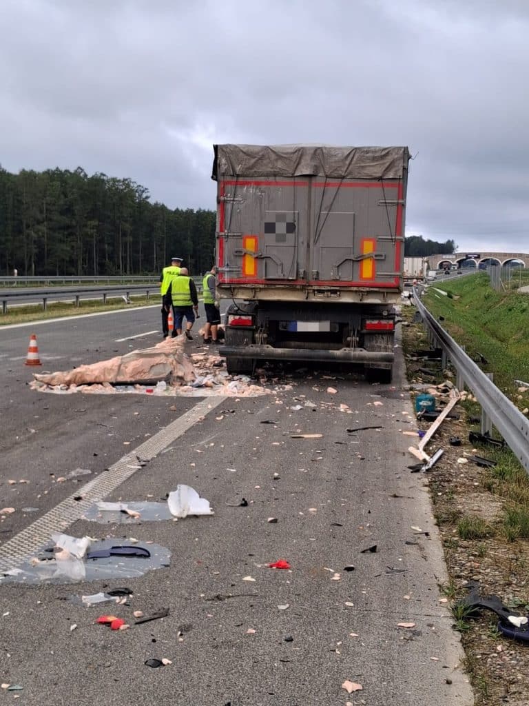 Poważne zniszczenia pojazdów i nawierzchdni. Wylał się klej. - Wypadek na S61: zderzyły się trzy samochody ciężarowe. Droga częściowo zablokowana
