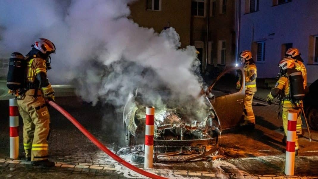 auto spłonęło w centrum mazurskiego kurortu