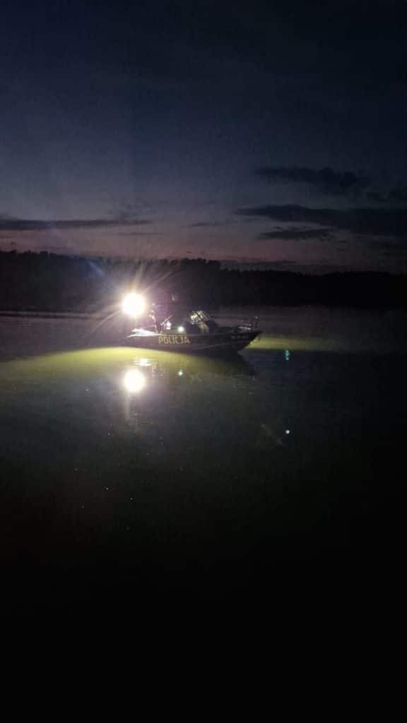 Jednemu mężczyźnie udało się wypłynąć. Drugi zniknął. - 44-latek zaginął na jeziorze. Służby szukają go już czwarty dzień