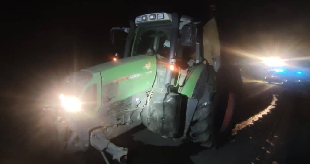 25-latek spanikował? - Kierowca audi miał 3 promile i roztrzaskał auto na traktorze. Później... wyskoczył z okna