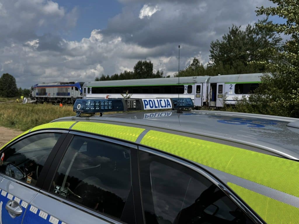 Pojazd nie zatrzymał się przed przejazdem kolejowym. - Śmiertelny wypadek na torach. Bus wjechał pod pociąg Intercity