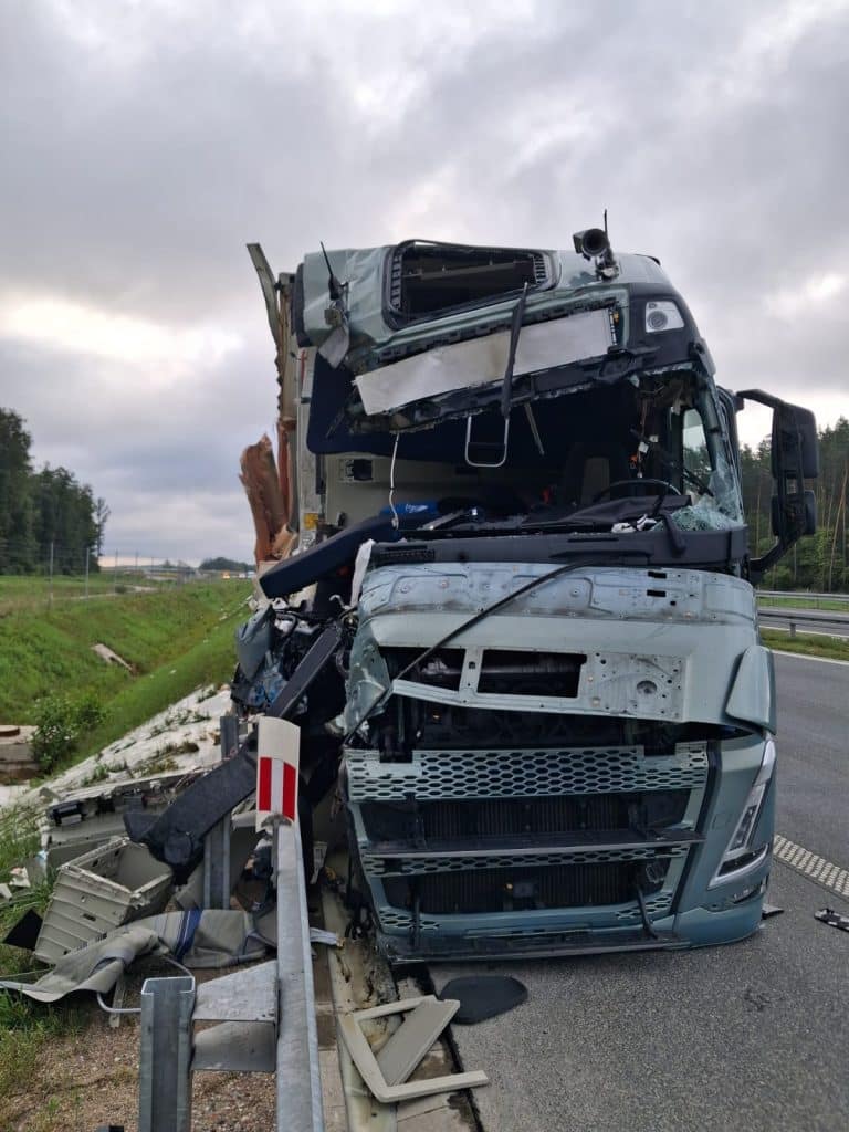 Poważne zniszczenia pojazdów i nawierzchdni. Wylał się klej. - Wypadek na S61: zderzyły się trzy samochody ciężarowe. Droga częściowo zablokowana