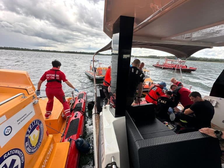 akcja ratunkowa MOPR na jeziorze
