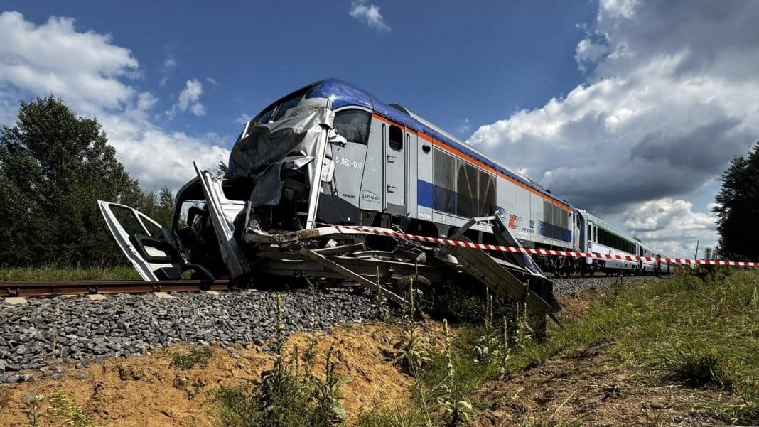 bus wjechał pod pociąg