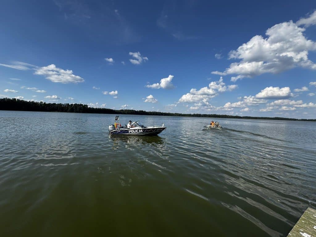 Jednemu mężczyźnie udało się wypłynąć. Drugi zniknął. - 44-latek zaginął na jeziorze. Służby szukają go już czwarty dzień