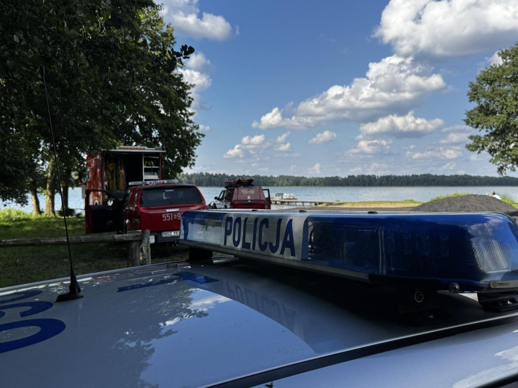 Jednemu mężczyźnie udało się wypłynąć. Drugi zniknął. - 44-latek zaginął na jeziorze. Służby szukają go już czwarty dzień