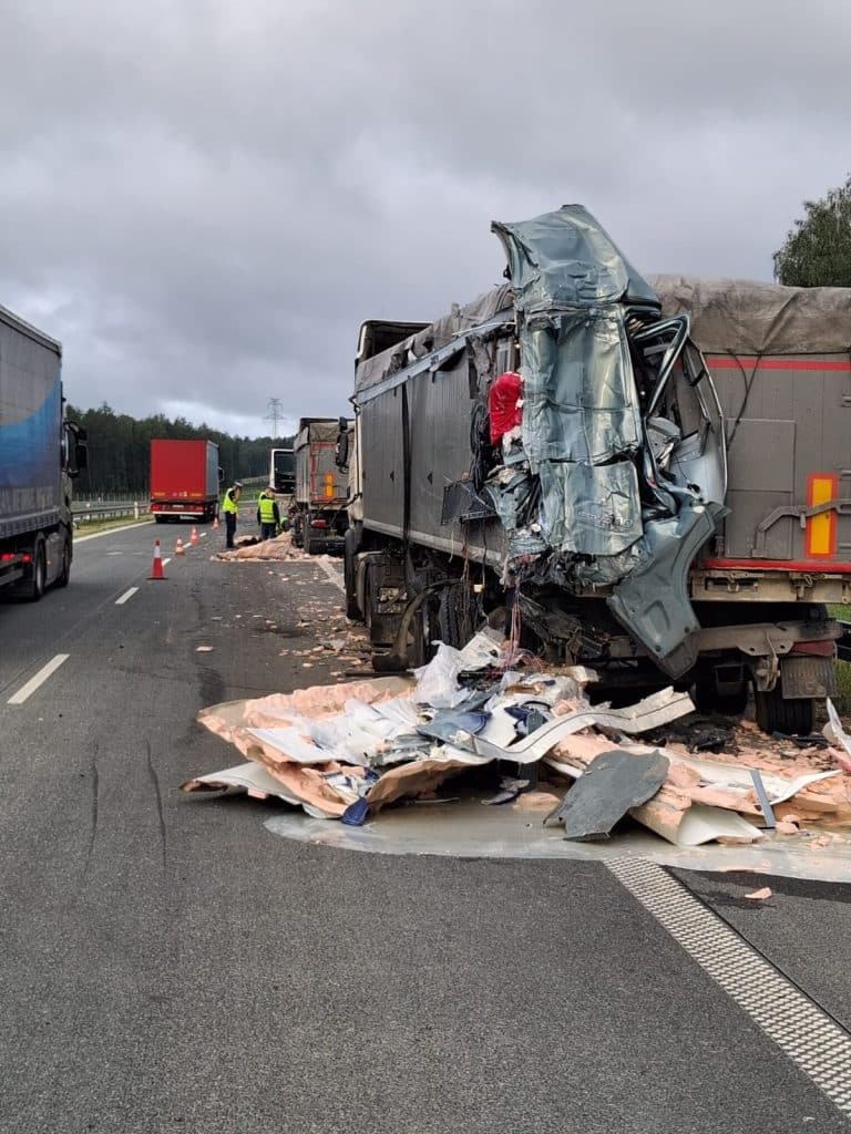 Poważne zniszczenia pojazdów i nawierzchdni. Wylał się klej. - Wypadek na S61: zderzyły się trzy samochody ciężarowe. Droga częściowo zablokowana