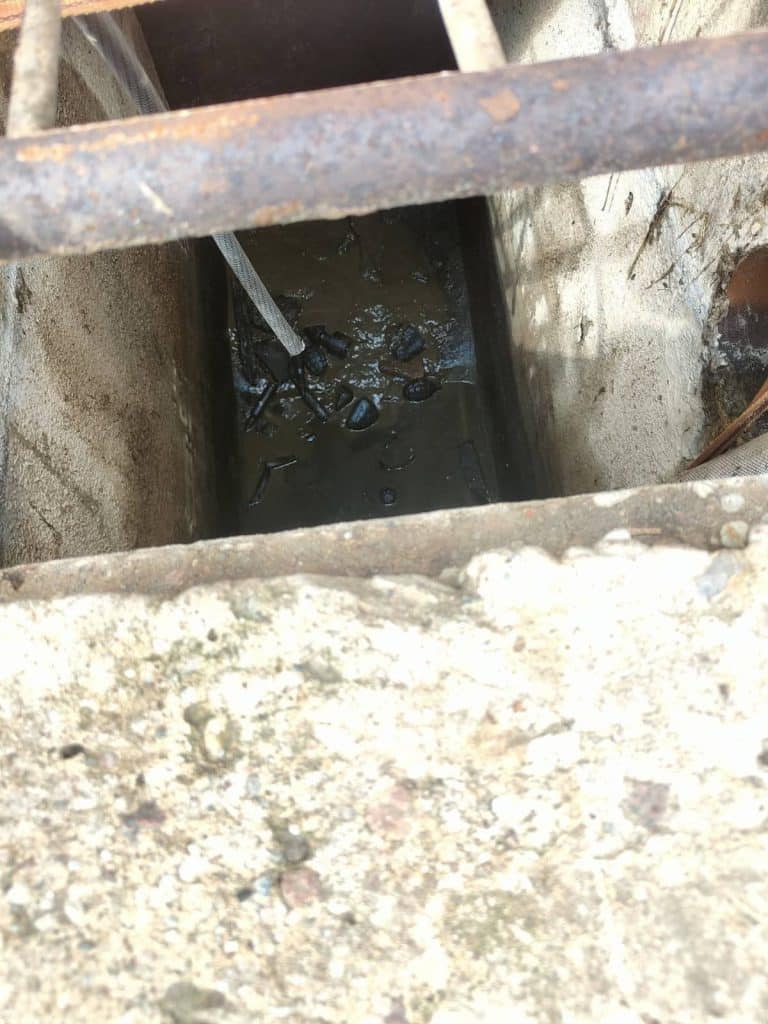 Śmiercionośne znalezisko w szambie. - Granaty w szambie. Mieszkaniec warmińsko-mazurskiego trafił na arsenał w zbiorniku