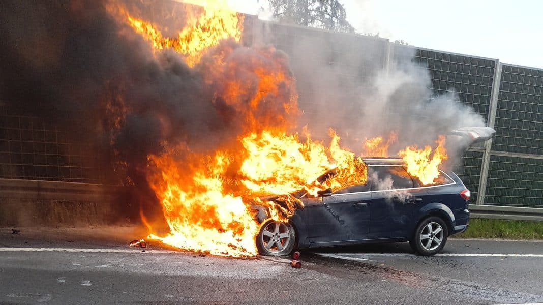 płonący samochód