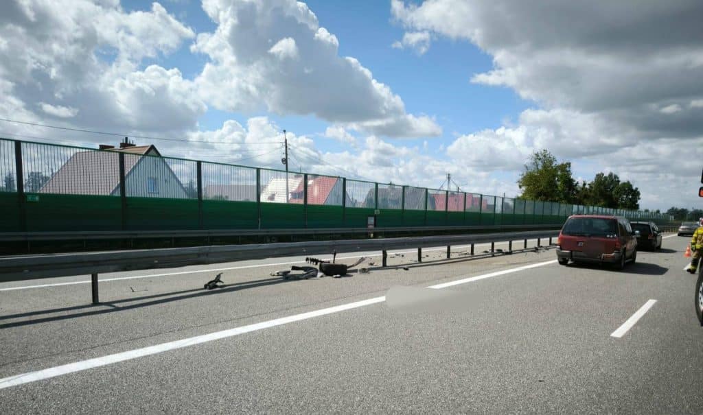 Elementy samochodów zostały rozrzucone po pasie drogowym. - Zderzenie aut na S7. Policja ostrzega przed utrudnieniami