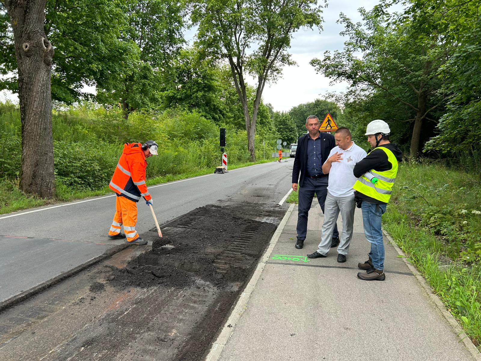 Trwa wymiana nawierzchni. - Dojazd do Olsztyna w remoncie. Codziennie korzystają z niego setki osób