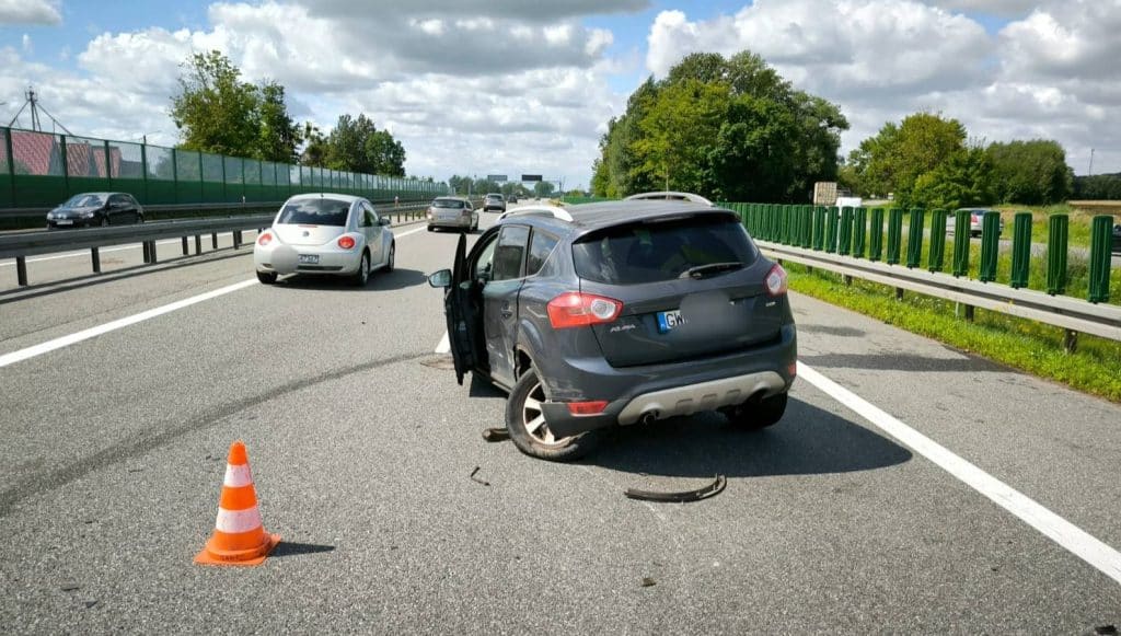 Elementy samochodów zostały rozrzucone po pasie drogowym. - Zderzenie aut na S7. Policja ostrzega przed utrudnieniami