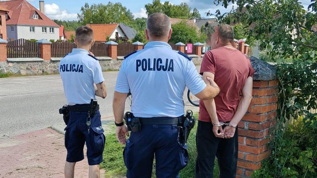 rowerowy patrol policji złapał poszukiwanego mężczyznę