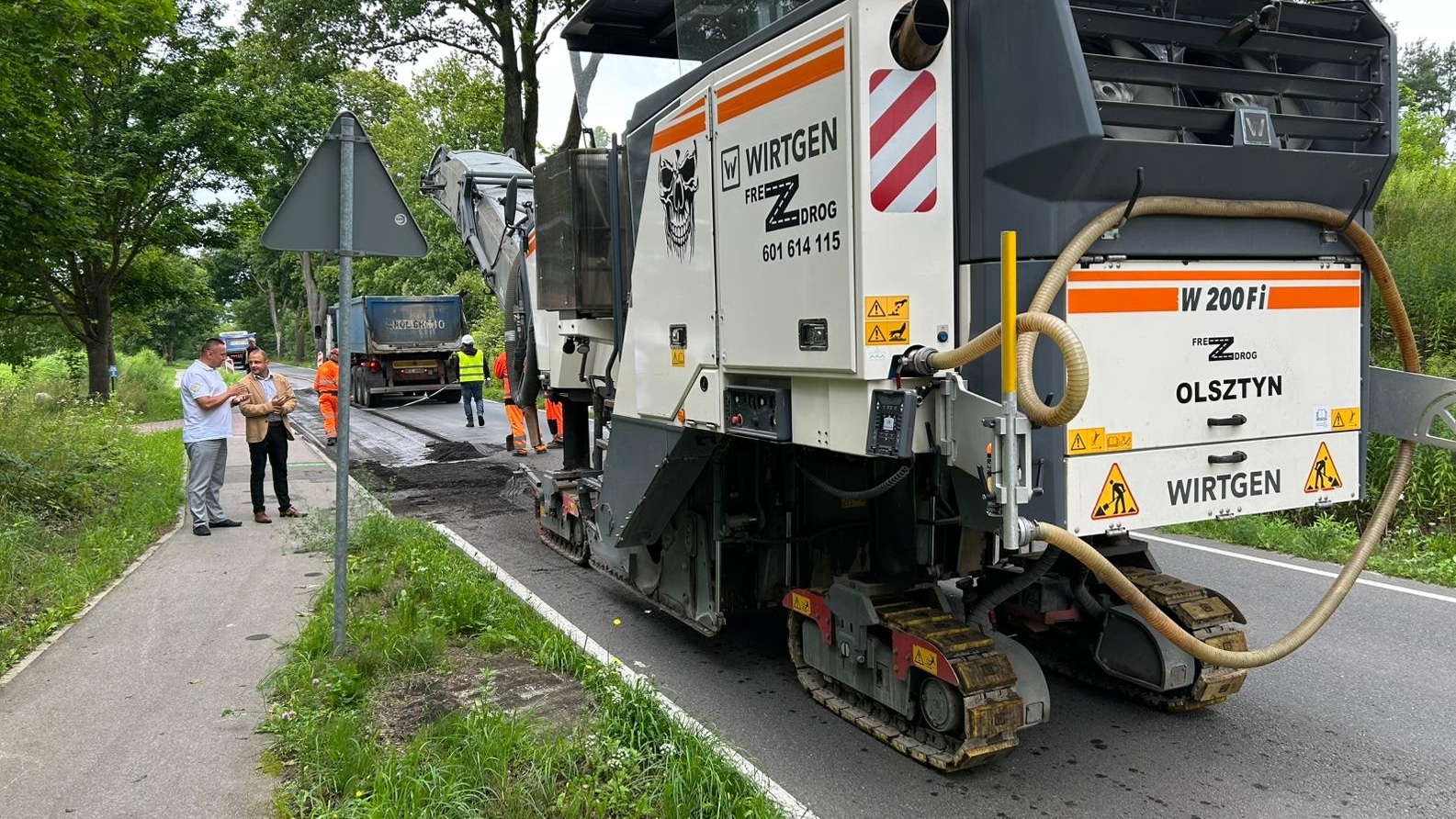 Trwa wymiana nawierzchni. - Dojazd do Olsztyna w remoncie. Codziennie korzystają z niego setki osób
