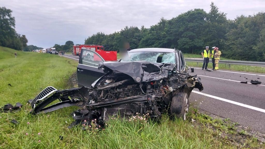 Kierujący motocyklem nie przeżył silnego uderzenia. Zginął na miejscu. - Nie żyje motocyklista. Zderzył się z samochodem na drodze ekspresowej S22