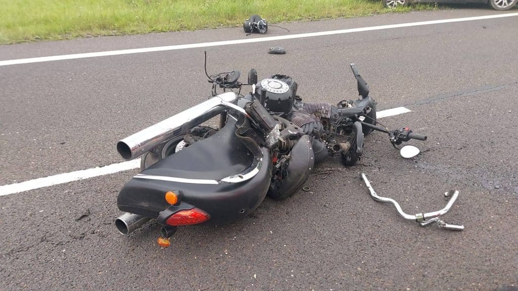 Kierujący motocyklem nie przeżył silnego uderzenia. Zginął na miejscu. - Nie żyje motocyklista. Zderzył się z samochodem na drodze ekspresowej S22