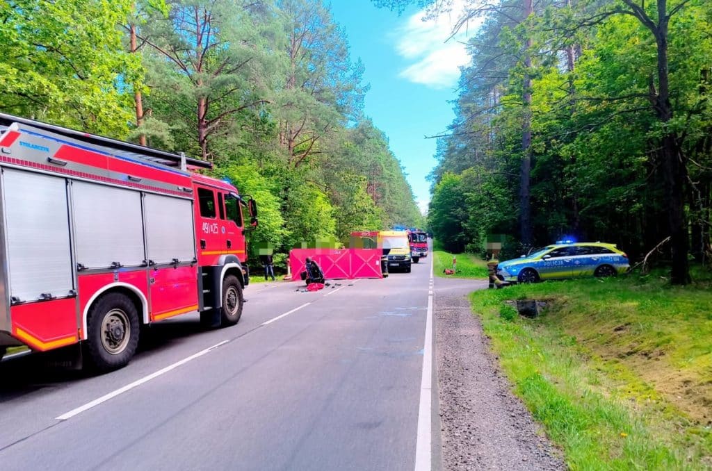 Motocykl zderzył się z autem osobowym. - Poważny wypadek na DK58. Droga zablokowana, na miejscu śmigłowiec LPR