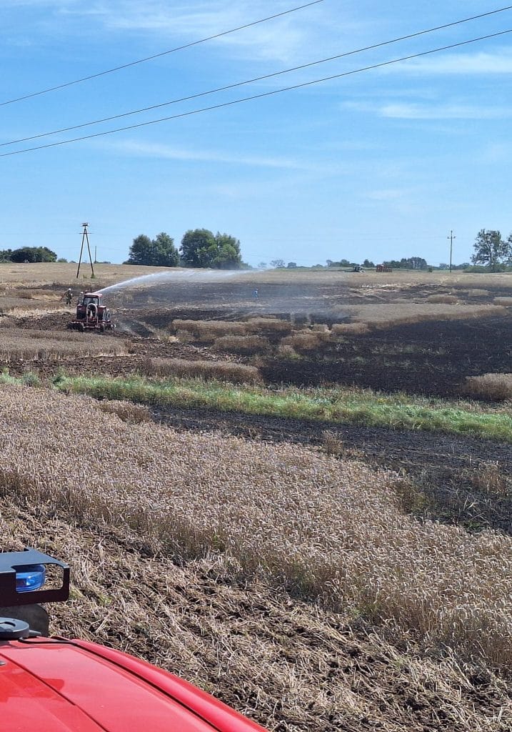 Wozy strażackie ugrzęzły na polu. - Spłonęły hektary zboża. Rolnicy liczą straty po pożarze na polu