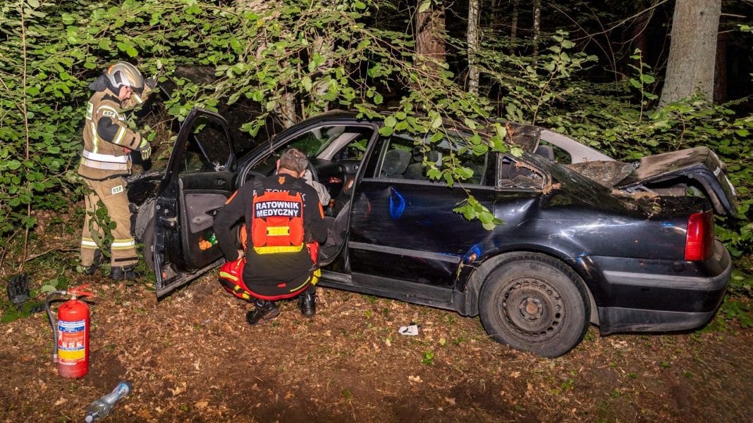 18-latek uderzył w drzewo