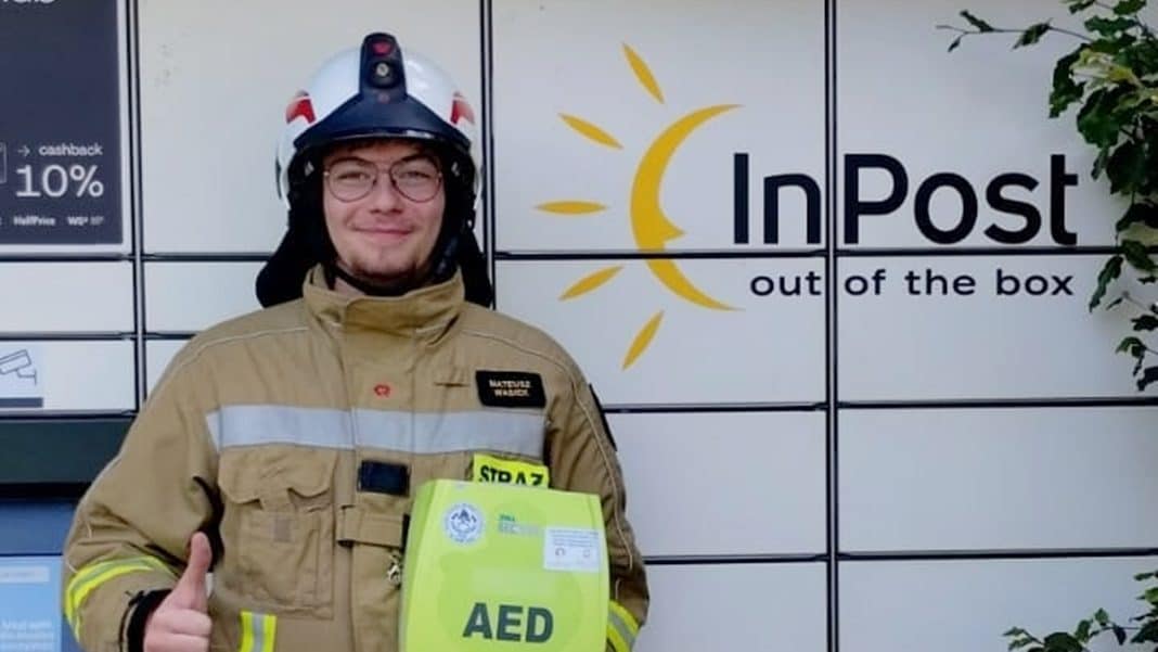 defibrylator na paczkomacie