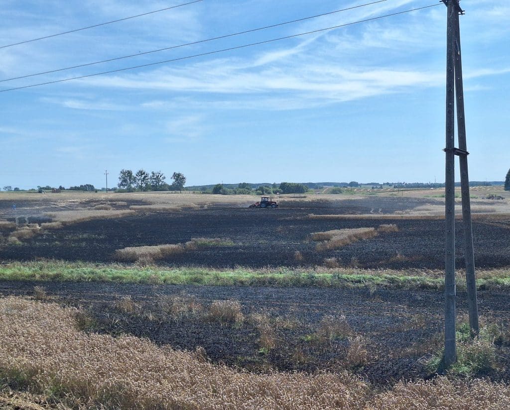 Wozy strażackie ugrzęzły na polu. - Spłonęły hektary zboża. Rolnicy liczą straty po pożarze na polu