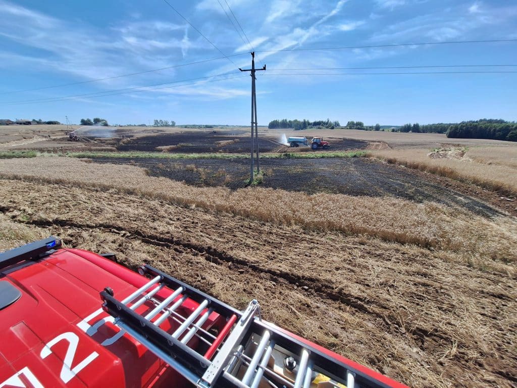 Wozy strażackie ugrzęzły na polu. - Spłonęły hektary zboża. Rolnicy liczą straty po pożarze na polu