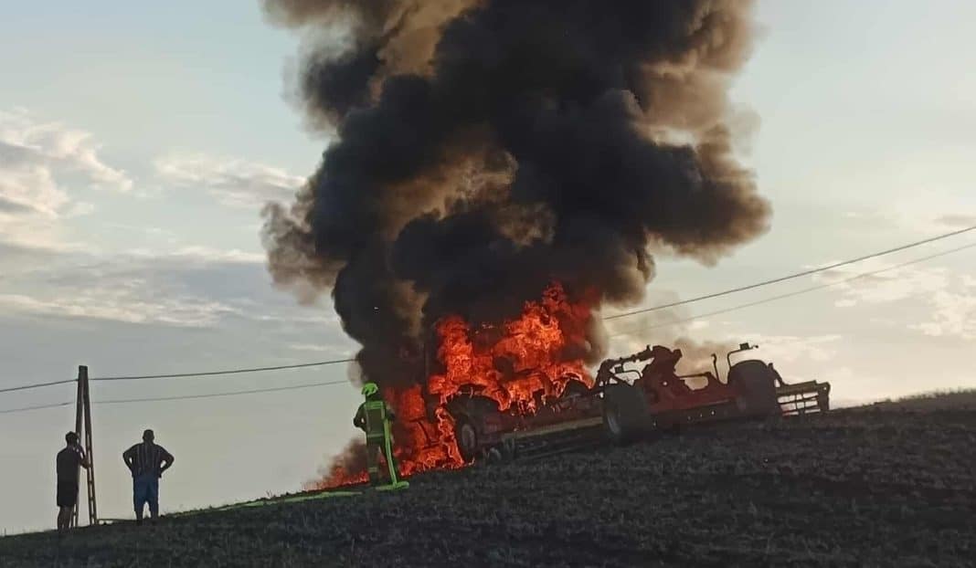 płonący ciągnik