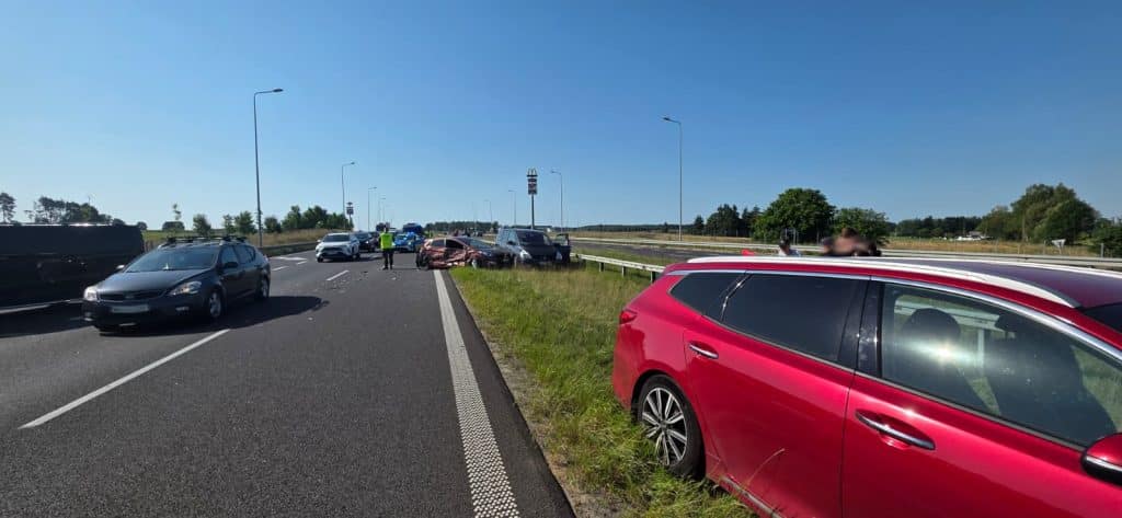 Nieszczęśliwe zdarzenie na drodze w kierunku Gdańska. - Karambol na S7. W samochodach podróżowało 26 osób