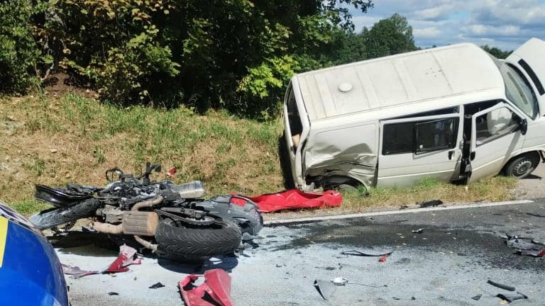 zderzenie busa z motocyklem