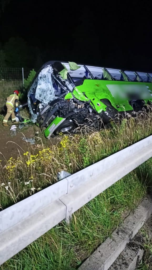 Doszło do poważnego wypadku drogowego. - Czołowe zderzenie ciężarówki z autobusem na drodze S7