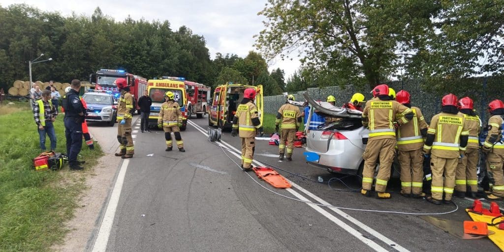 Tragiczny finał wypadku na DK51. Nie żyją dwie osoby. - Pod Olsztynem ciężarówka zderzyła się z osobówką - ojciec i syn nie żyją, matka i córka w szpitalu