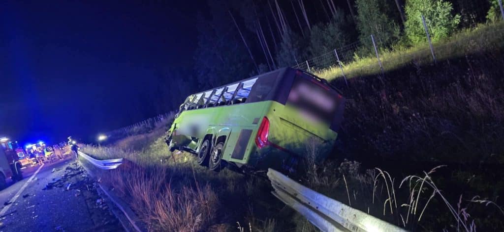 Doszło do poważnego wypadku drogowego. - Czołowe zderzenie ciężarówki z autobusem na drodze S7