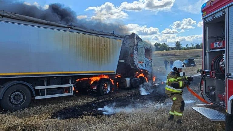 pożar ciężarówki na polu