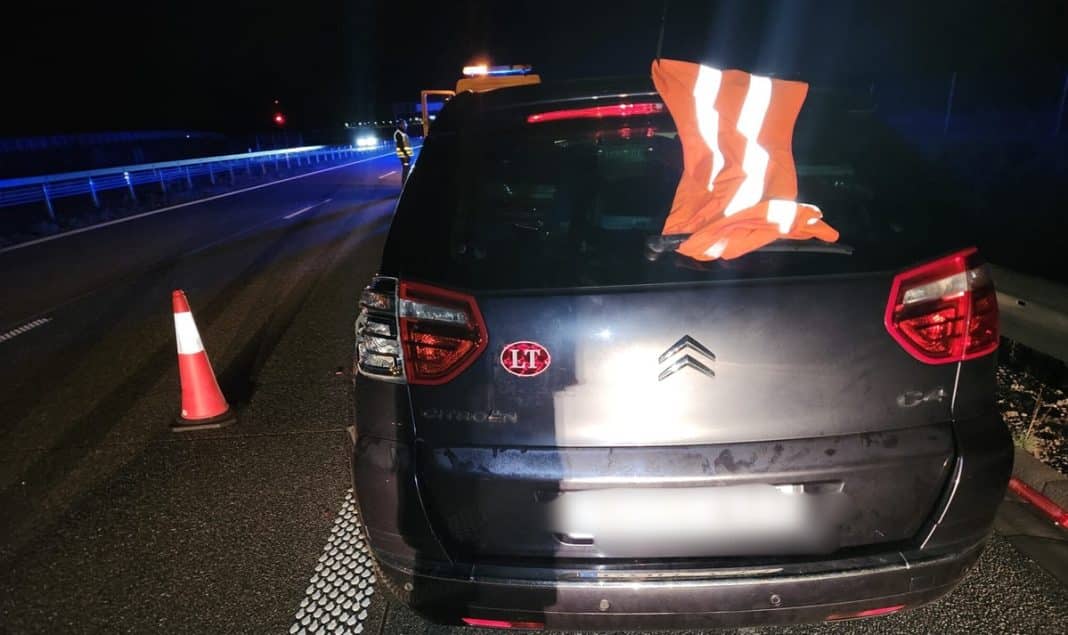 samochód na poboczu