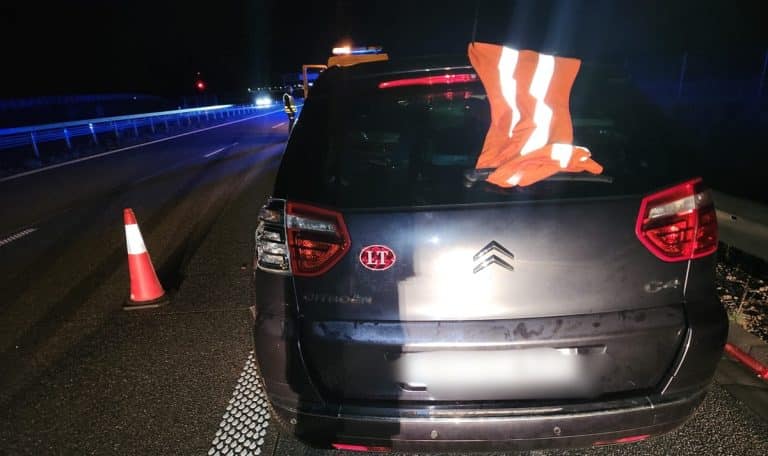 samochód na poboczu