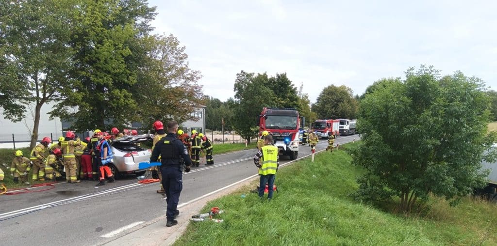Jak doszło do tej tragedii? - Policja ujawniła przebieg wypadku pod Olsztynem. Zginął syn z ojcem po zderzeniu z ciężarówką