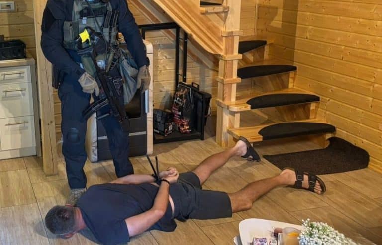 aresztowanie ukrywającego się mężczyzny